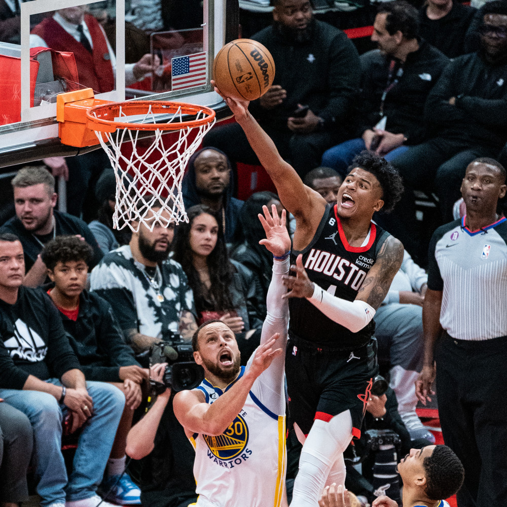 NBA常规赛：勇士击败火箭取得连胜