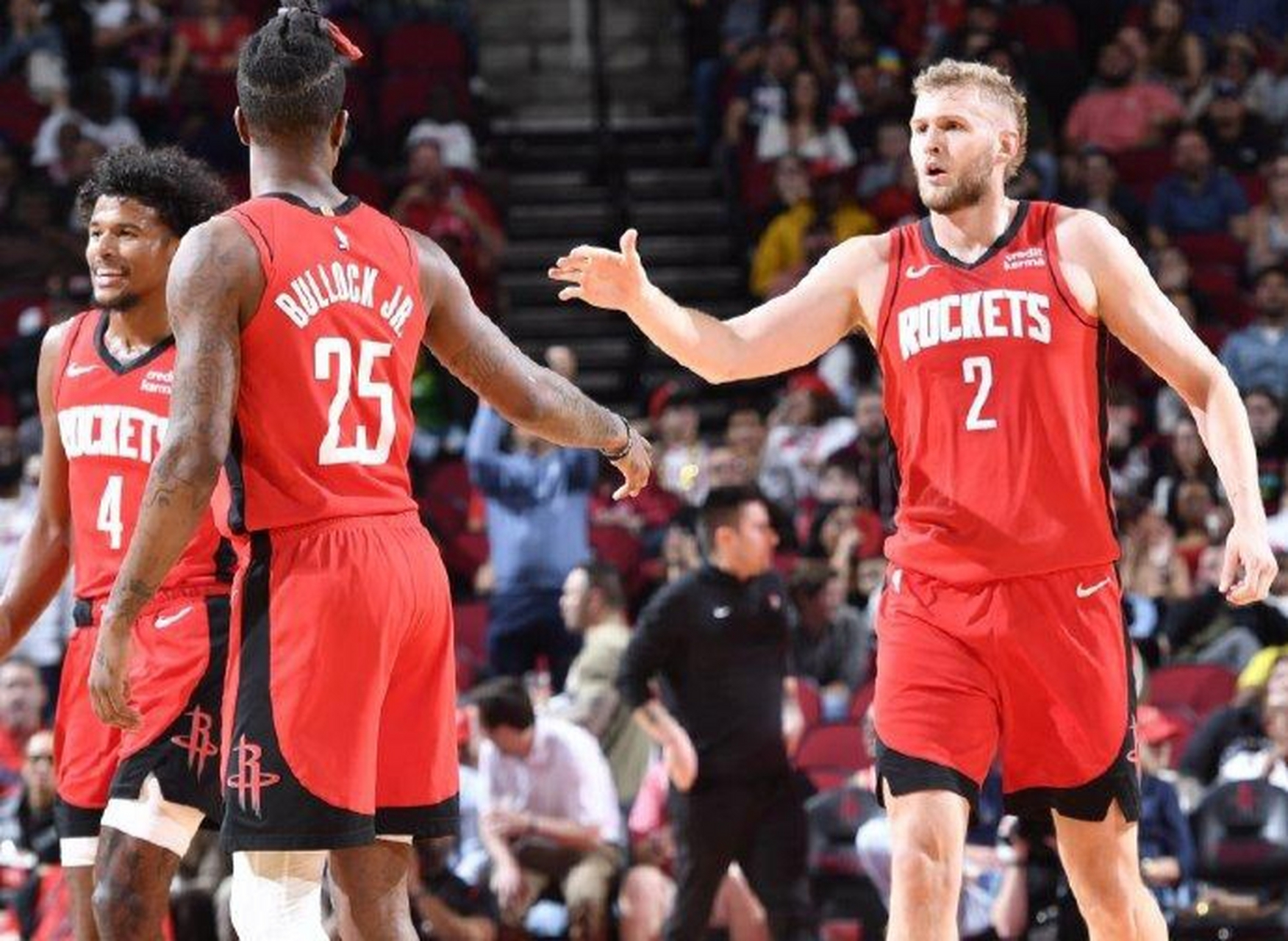 NBA常规赛：勇士击败火箭取得连胜